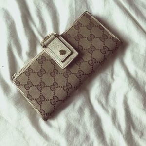 AUTHENTIC Gucci Signature Bow Tie Wallet